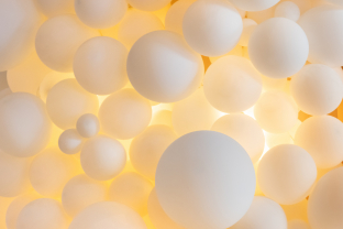 Witte ballonnen zien eruit als vetcellen