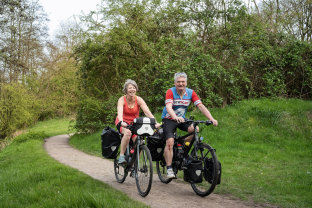 Ellen de Jong en Jacques Hazelzet samen op de fiets op vakantie