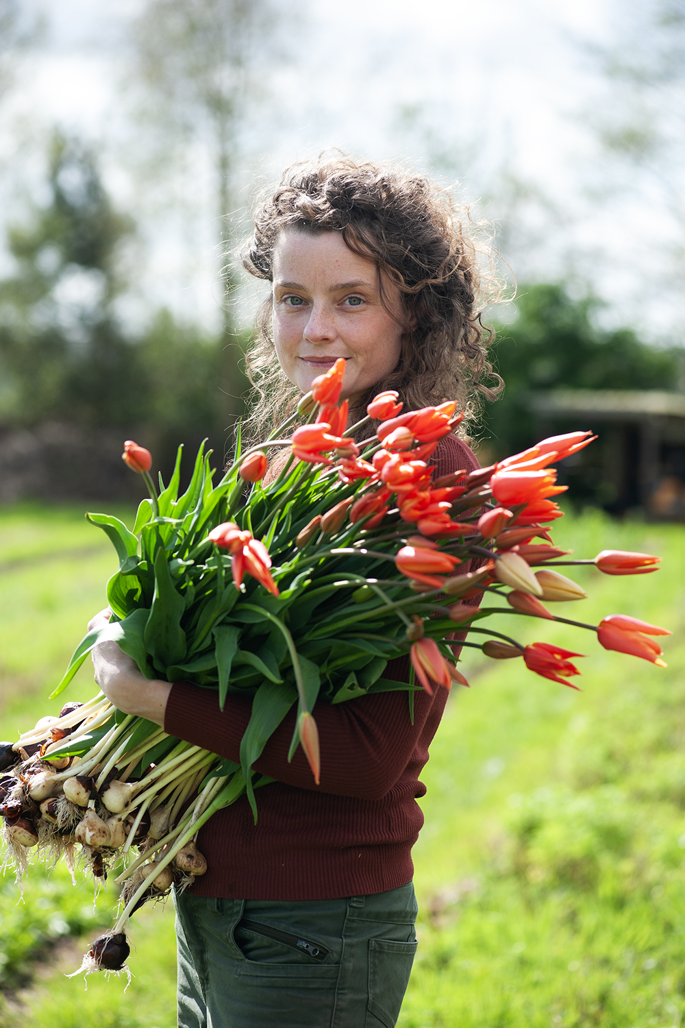 Jacolien Cleveringa van Bijenbrood met een bos bio tulpen in haar handen