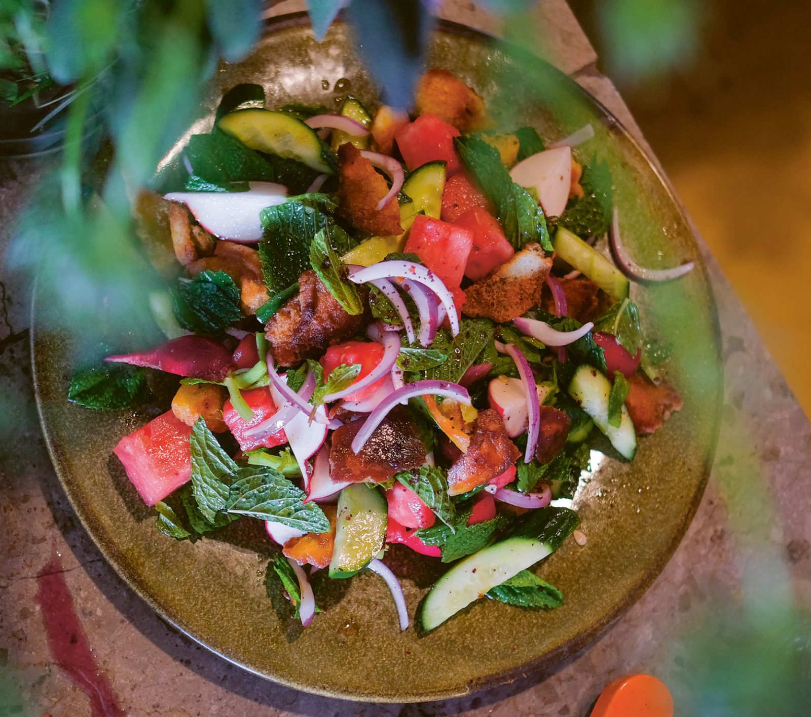 Fattoush met watermeloen, een Libanese salade met knapperige stukjes brood.