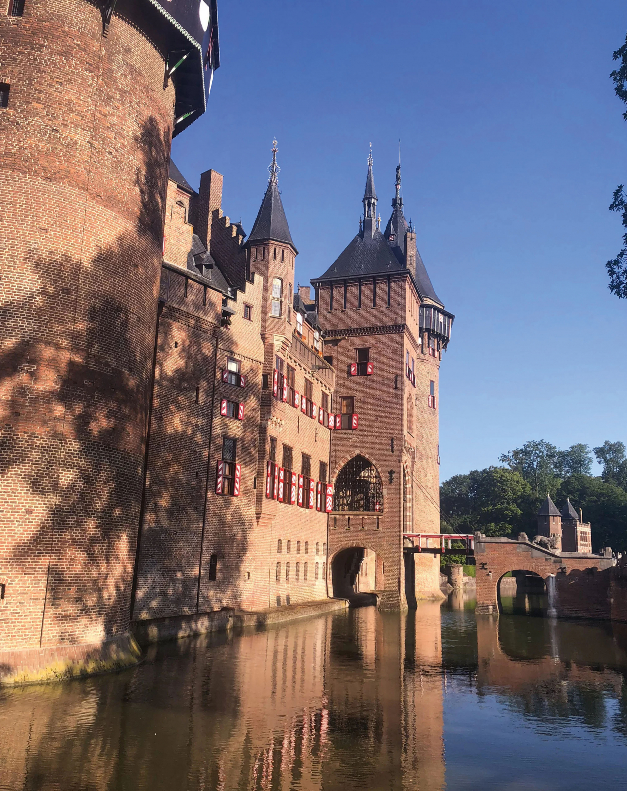 Kasteel de Haar in zon met gracht eromheen