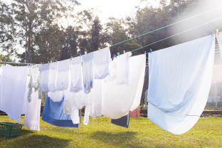 Kleding hangt buiten aan de waslijn