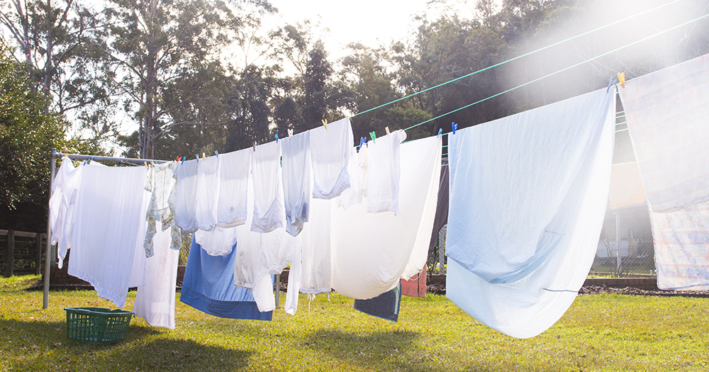 Kleding hangt buiten aan de waslijn