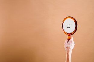 handspiegel met reflectie van een smiley