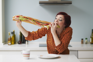 Vrouw eet gigantisch stokbrood