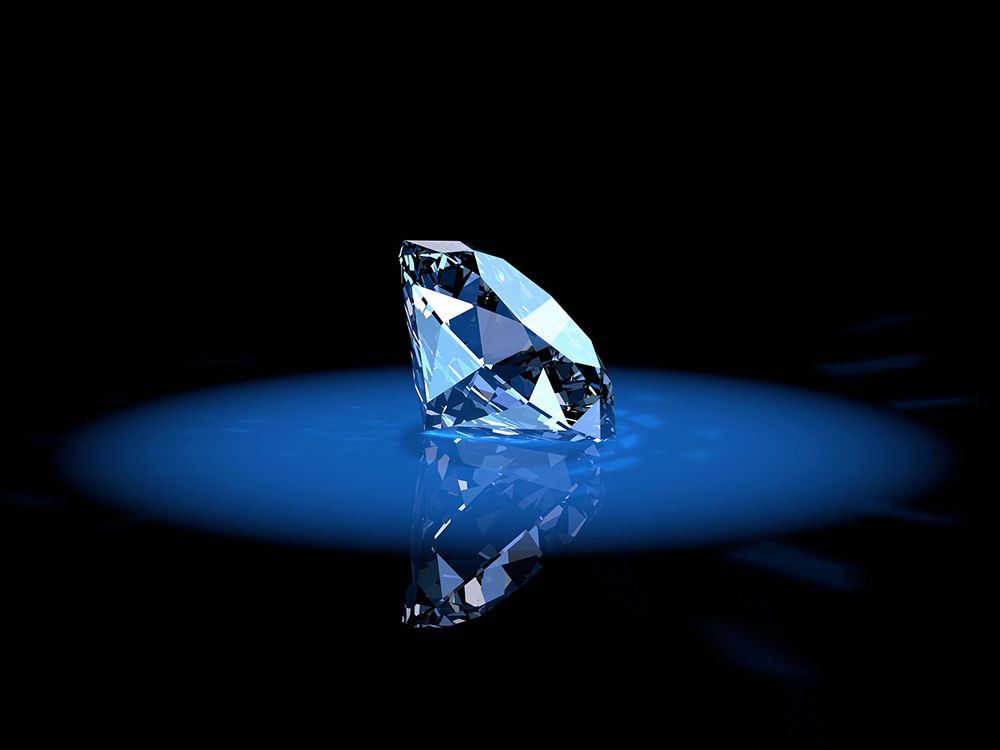 Grote diamant in blauw licht op zwarte achtergrond.
