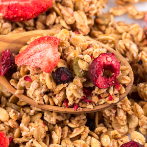 Lepel granoloa muesli met gedroogde aardbei