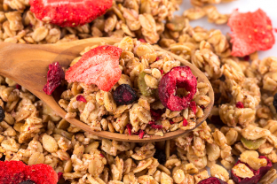 Lepel granoloa muesli met gedroogde aardbei