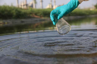 milieudeskundige test kwaltiteit van water nabij fabriek