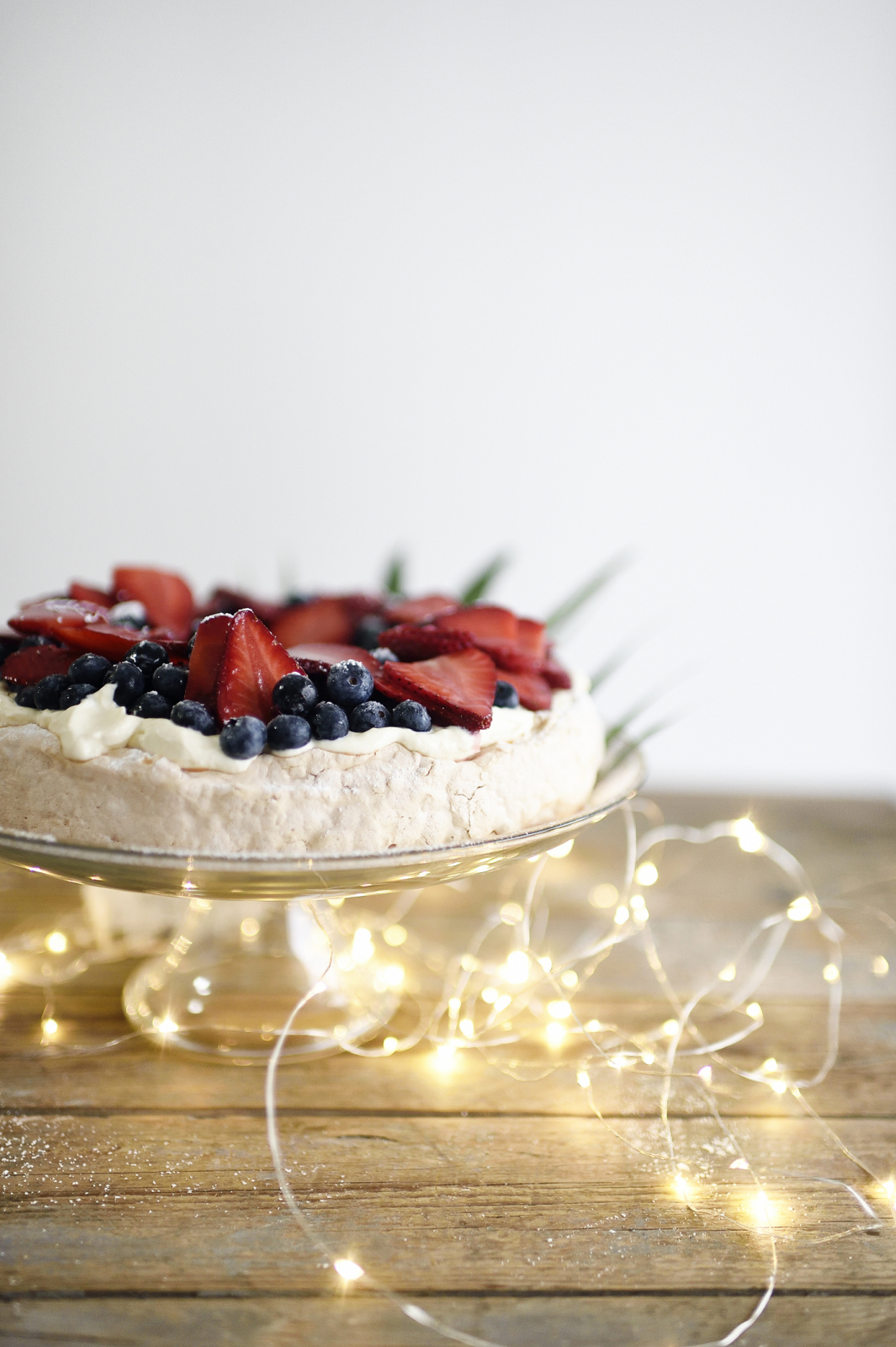 Kerst pavlova taart met lampjessnoer op tafel