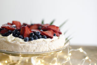 Kerst pavlova taart met lampjessnoer op tafel