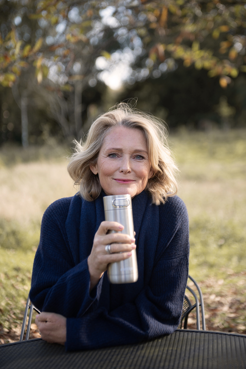 Antoinette drinkt uit thermosbeker